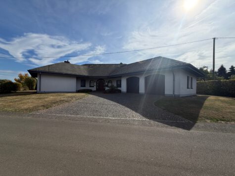 **Großzügiger Bungalow mit möglicher Einliegerwohnung in ruhiger Lage**, 54552 Dockweiler, Haus