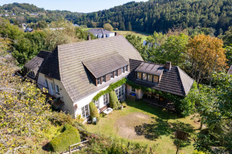 ***Schönes, geräumiges Einfamilienhaus in bevorzugter Wohnlage von Daun****, 54550 Daun, Einfamilienhaus