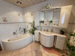 Badezimmer EG - *** Freistehendes Einfamilienhaus mit Einliegerwohnung in idyllischer Lage in Ulmen ***