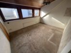 DG 1 Schlafzimmer zur Strasse - **Renovierungsbedürftiges 1-2 Familienhaus**GARTEN# Garage…